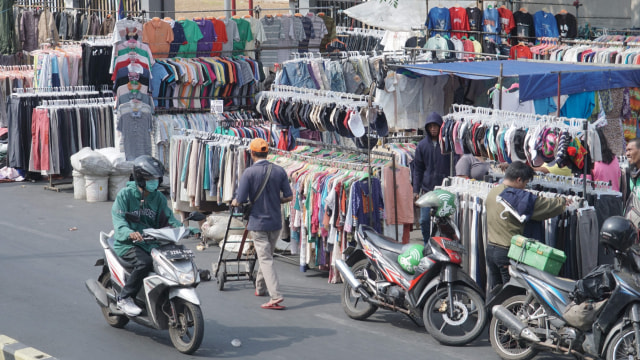 Jadwal dan Realita Pedagang Pakaian Bekas di Pasar Senen