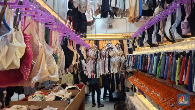 Baju-Daleman Bekas di Pasar Senen Dicuci Dulu atau Langsung Dijual