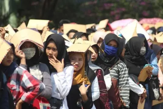 Gen Z Perempuan Makin Banyak Nganggur: Studi Terbaru Ungkap Realita Pahit di Balik Fenomena ‘Ghosting’ Kerja Gen Z Perempuan Makin Banyak Nganggur: Studi Terbaru Ungkap Realita Pahit di Balik Fenomena 'Ghosting' Kerja